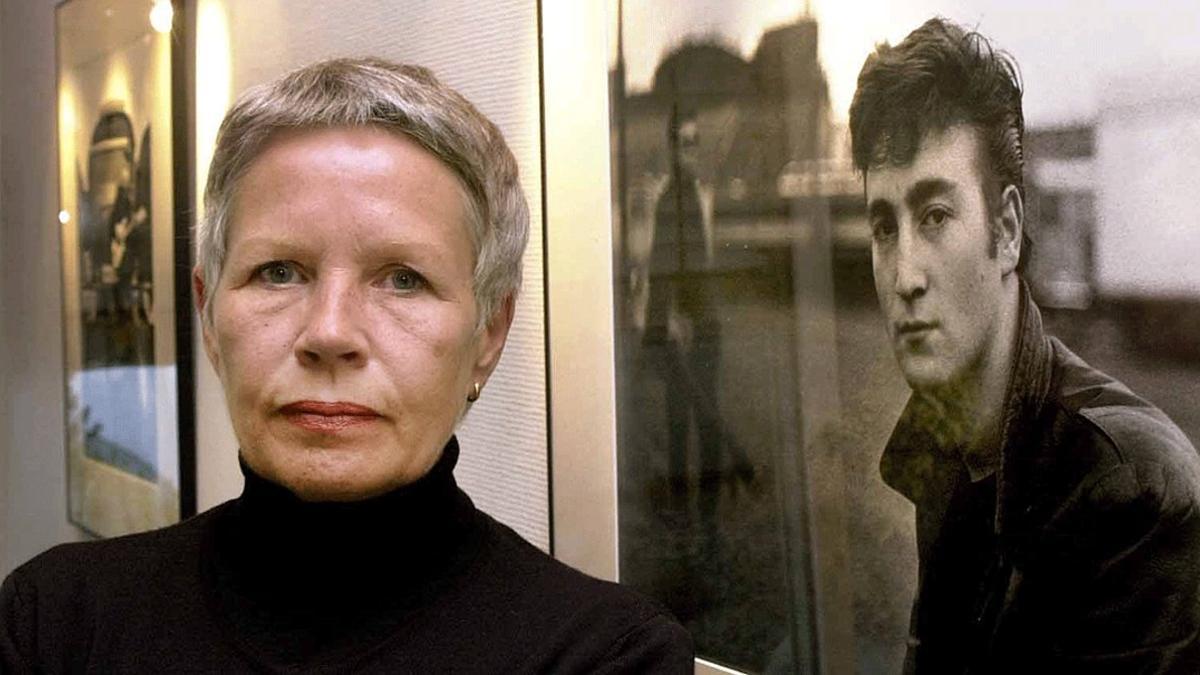 La fotografa alemana Astrid Kirchherr posa frente a un retrato de John Lennon, en Itzehoe (Alemania) en el 2000