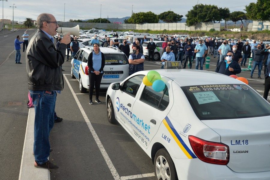 Manifestación-caravana para exigir la regulación del taxi