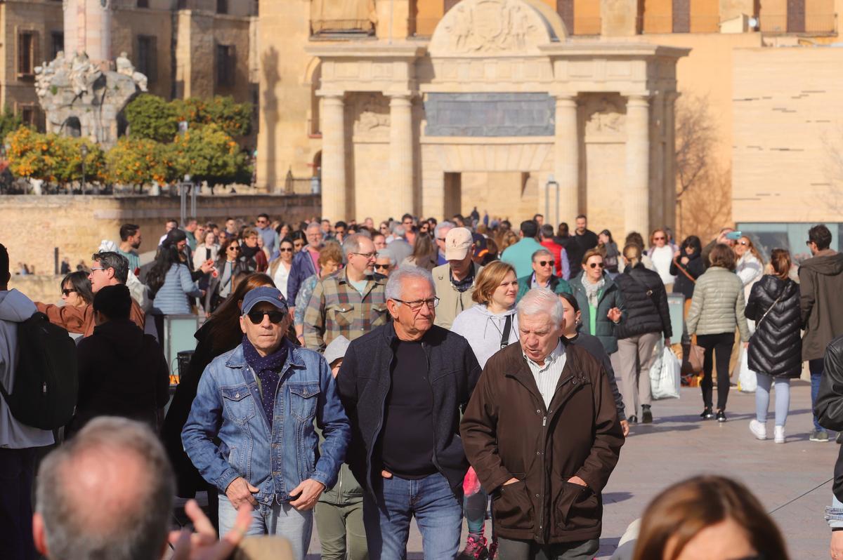 Turismo turistas en el puente romano de Córdoba