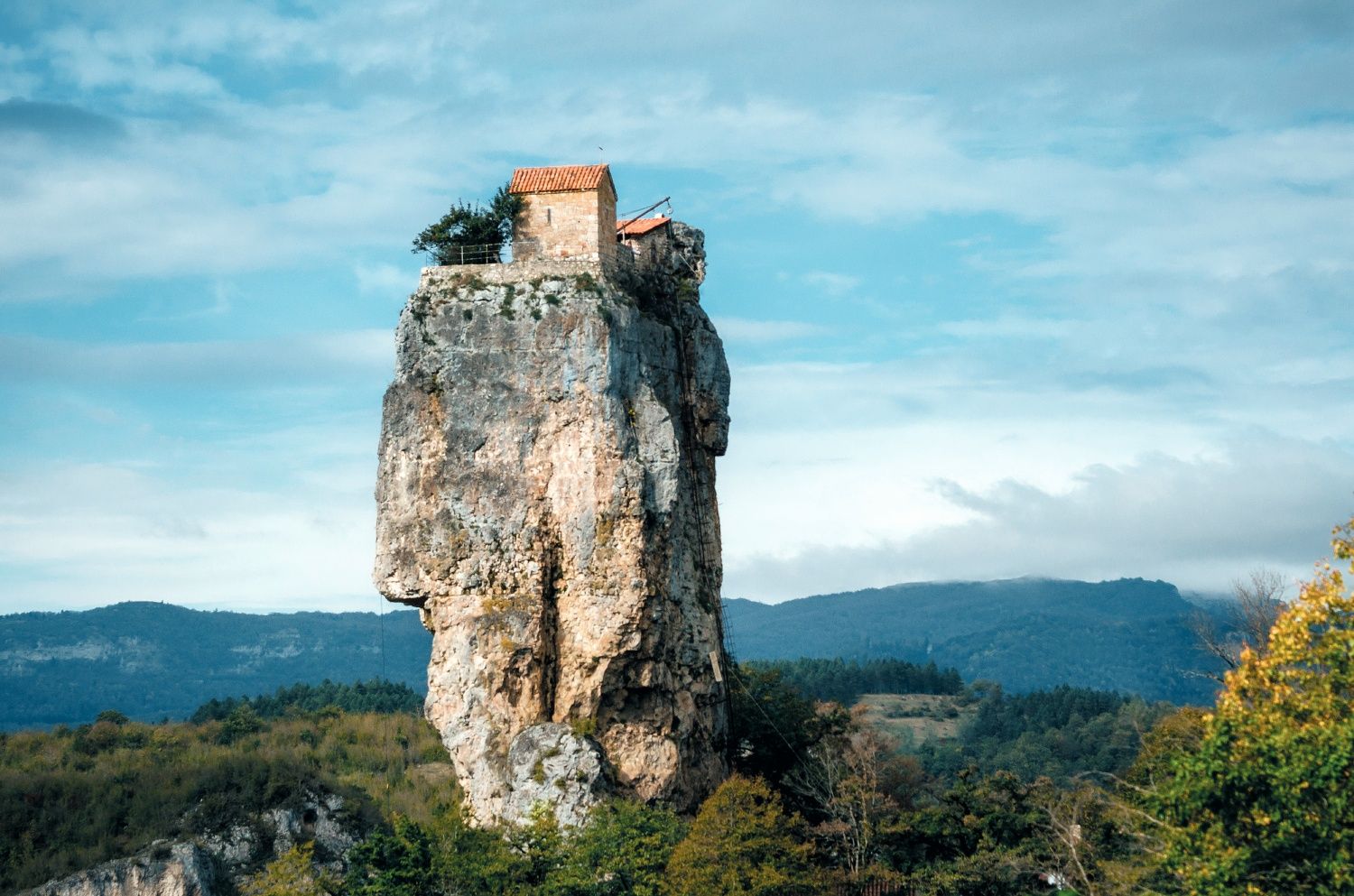 Iglesia en el Pilar de Katsji, Georgia