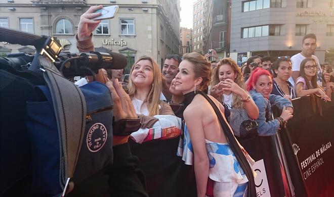 Silvia Abascal posando en los 'selfies' junto al público