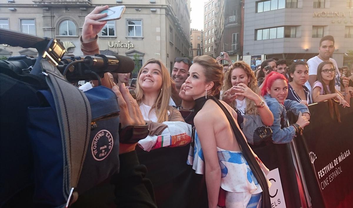Silvia Abascal posando en los 'selfies' junto al público