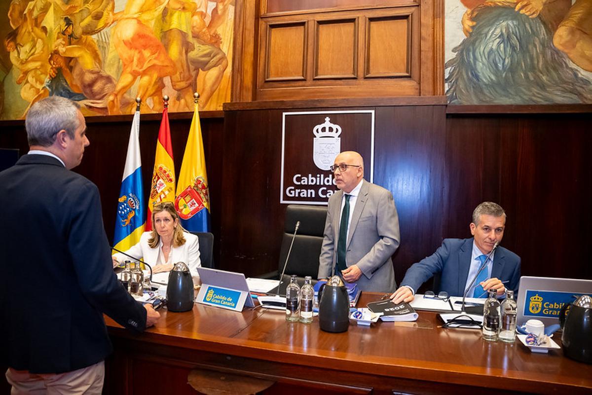 Morales dialoga con Blanco antes del inicio del dabate.