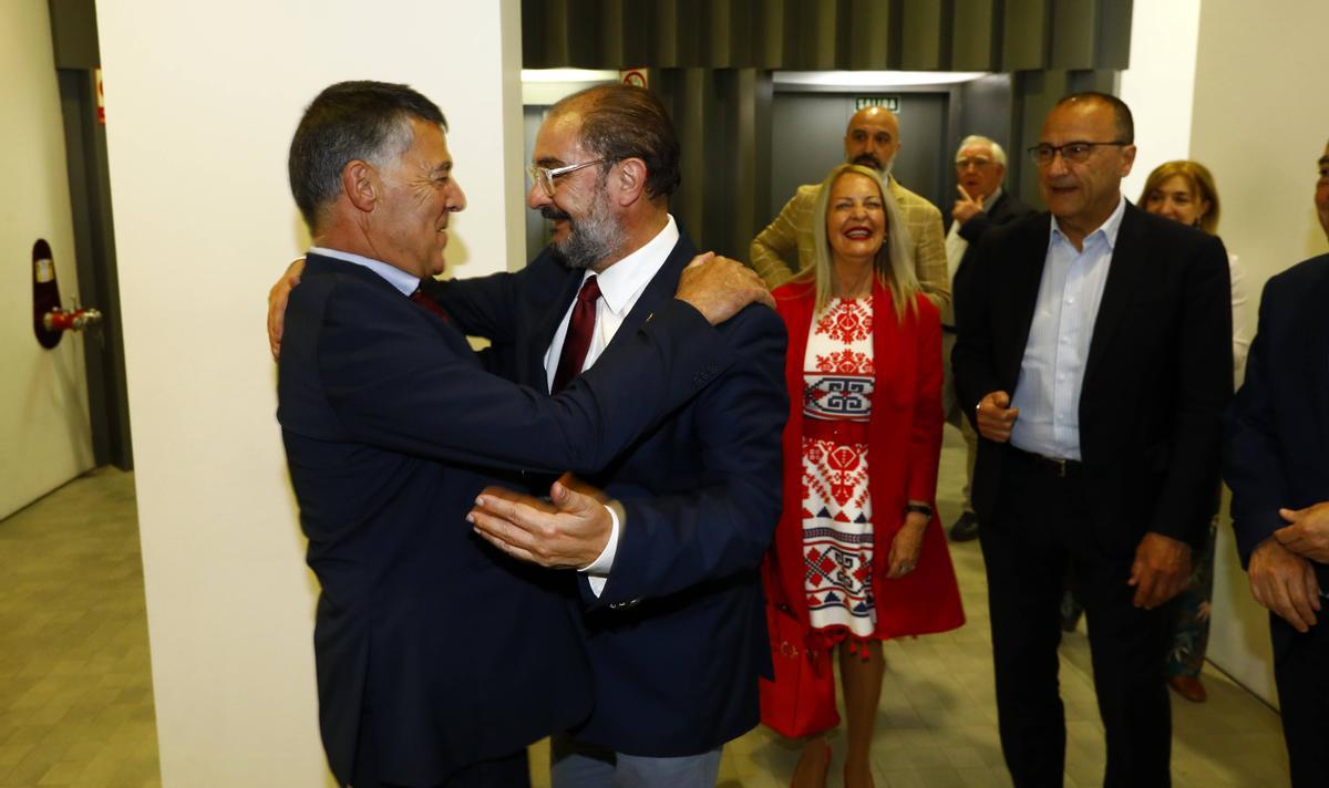 Félix Teira y Javier Lambán se saluda al llegar al acto del IAACC Pablo Serrano de Zaragoza.