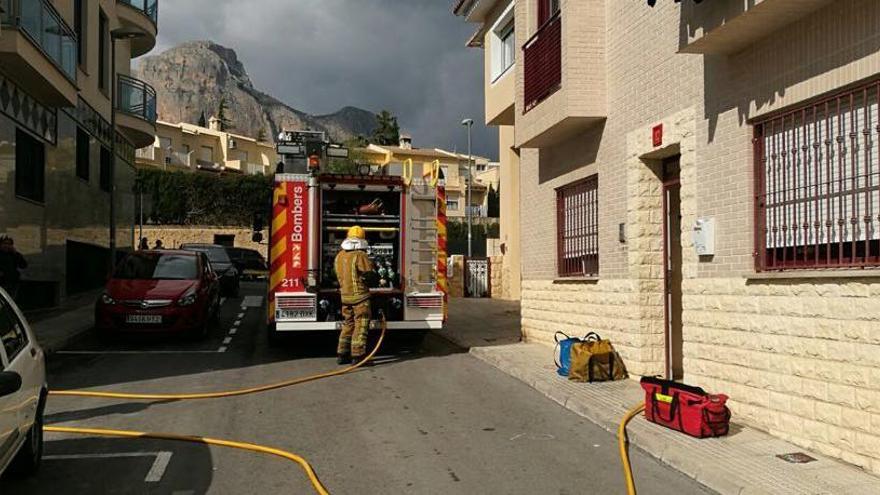 Rescatan a un perro en un incendio de la planta baja de una vivienda en La Nucía