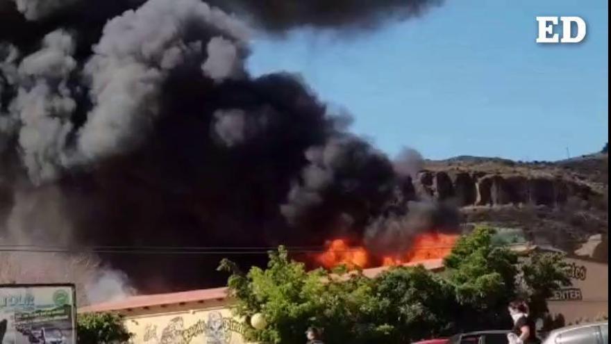 Un incendio arrasa un restaurante y obliga a evacuar Aqualand en Gran Canaria