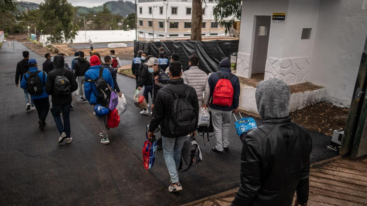 Inmigrantes salen del campamento de Las Raíces