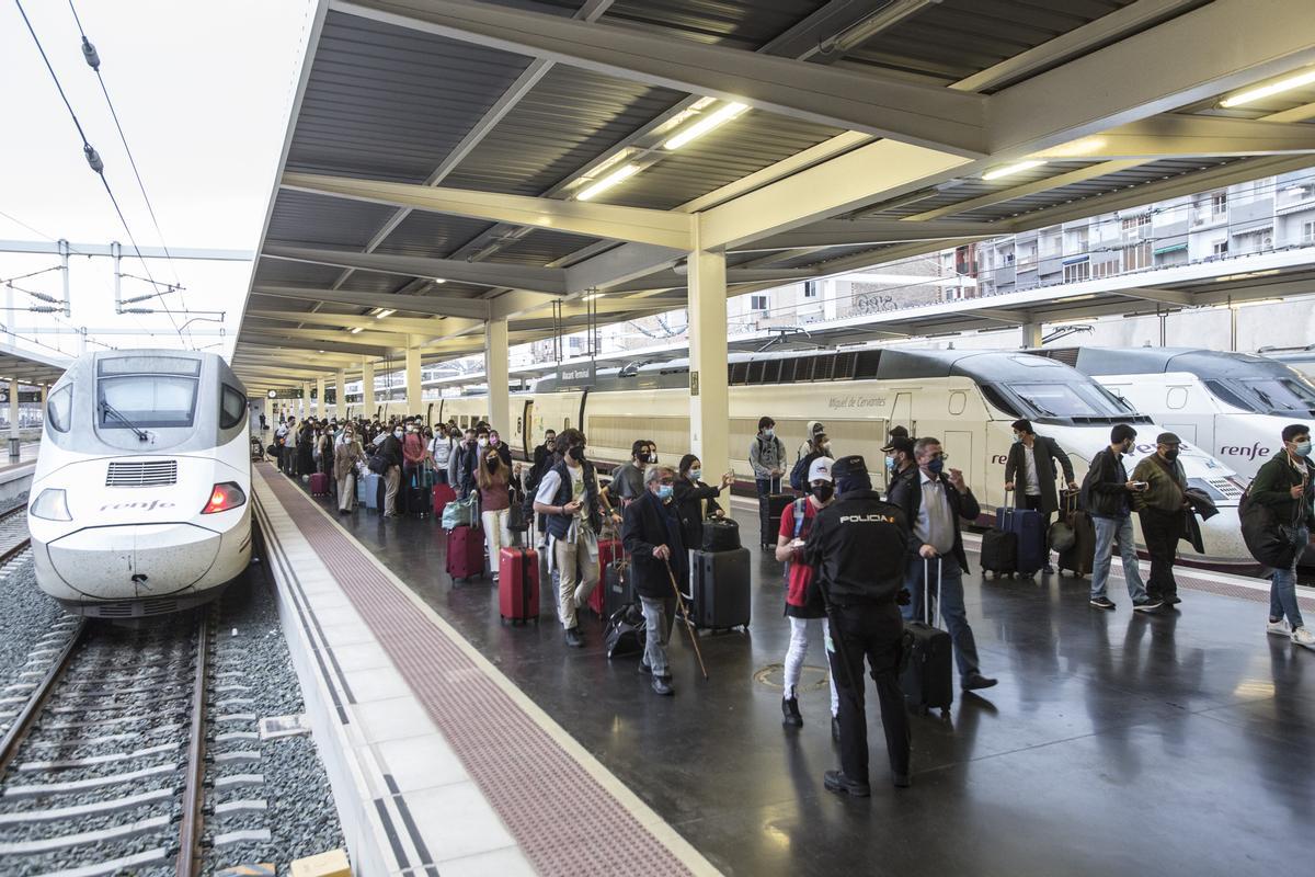 Controles de la Policía Nacional en la estación de Renfe en Alicante Controles de la Policía Nacional en la estación de Renfe en Alicante