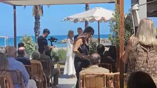 Gabriela Bravo recita a Brines en su boda: «Creía que la poesía de Brines tenía que estar muy presente para explicar la causa del amor»