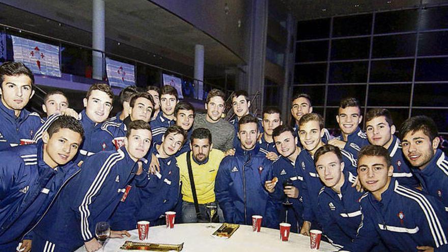 Nolito y Fontás, con jugadores de la cantera del Celta, en el Auditorio Mar de Vigo. // FDV