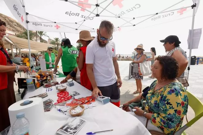 Campaña de Cruz Roja en el Postiguet para prevenir los golpes de calor