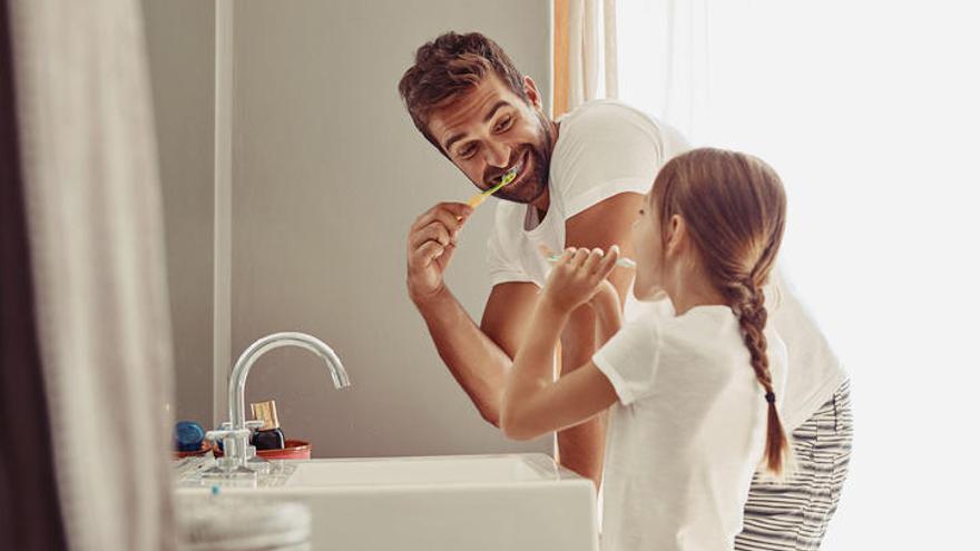 Inculca a tus hijos una buena higiene dental.