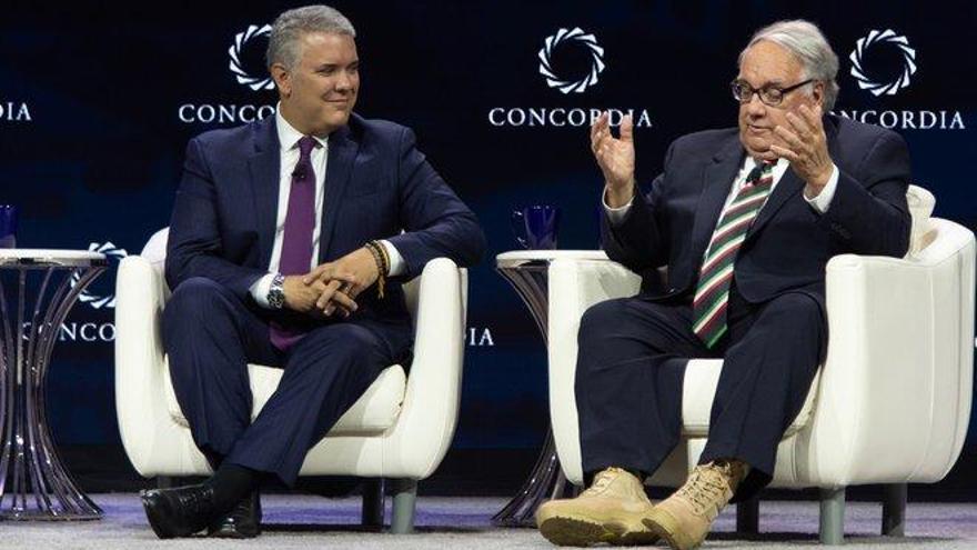 El millonario Howard Buffett luce unas botas fabricadas por exguerrilleros FARC