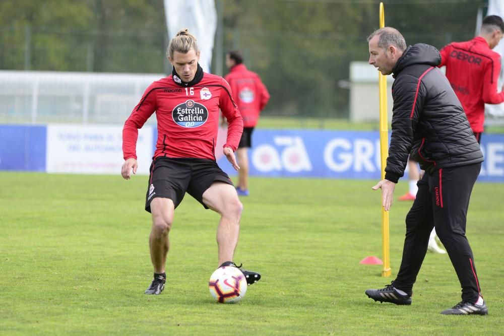 El nuevo entrenador Pablo Martí dirige un entrenamiento con ejercicios ofensivos y partidos en espacio reducido de alta intensidad.