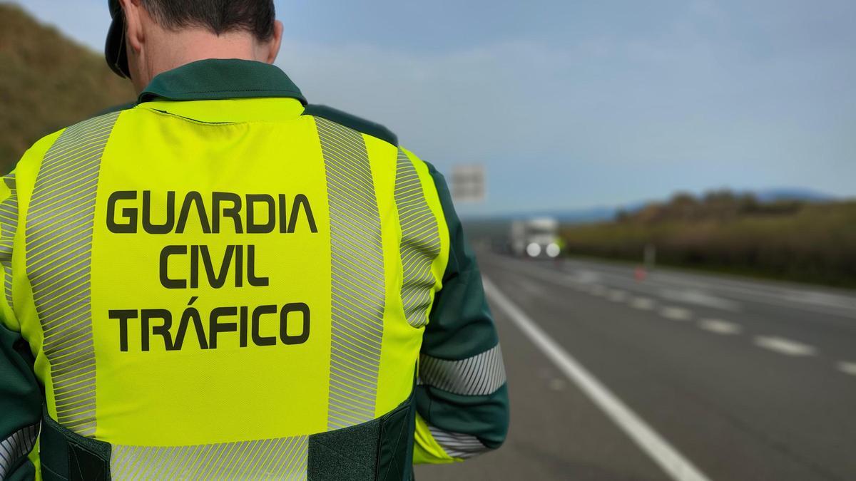 Un agente de Tráfico de la Guardia Civil.