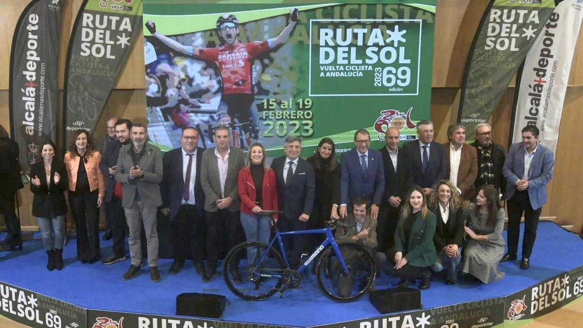 Autoridades asistentes a la presentación de la Vuelta a Andalucía.