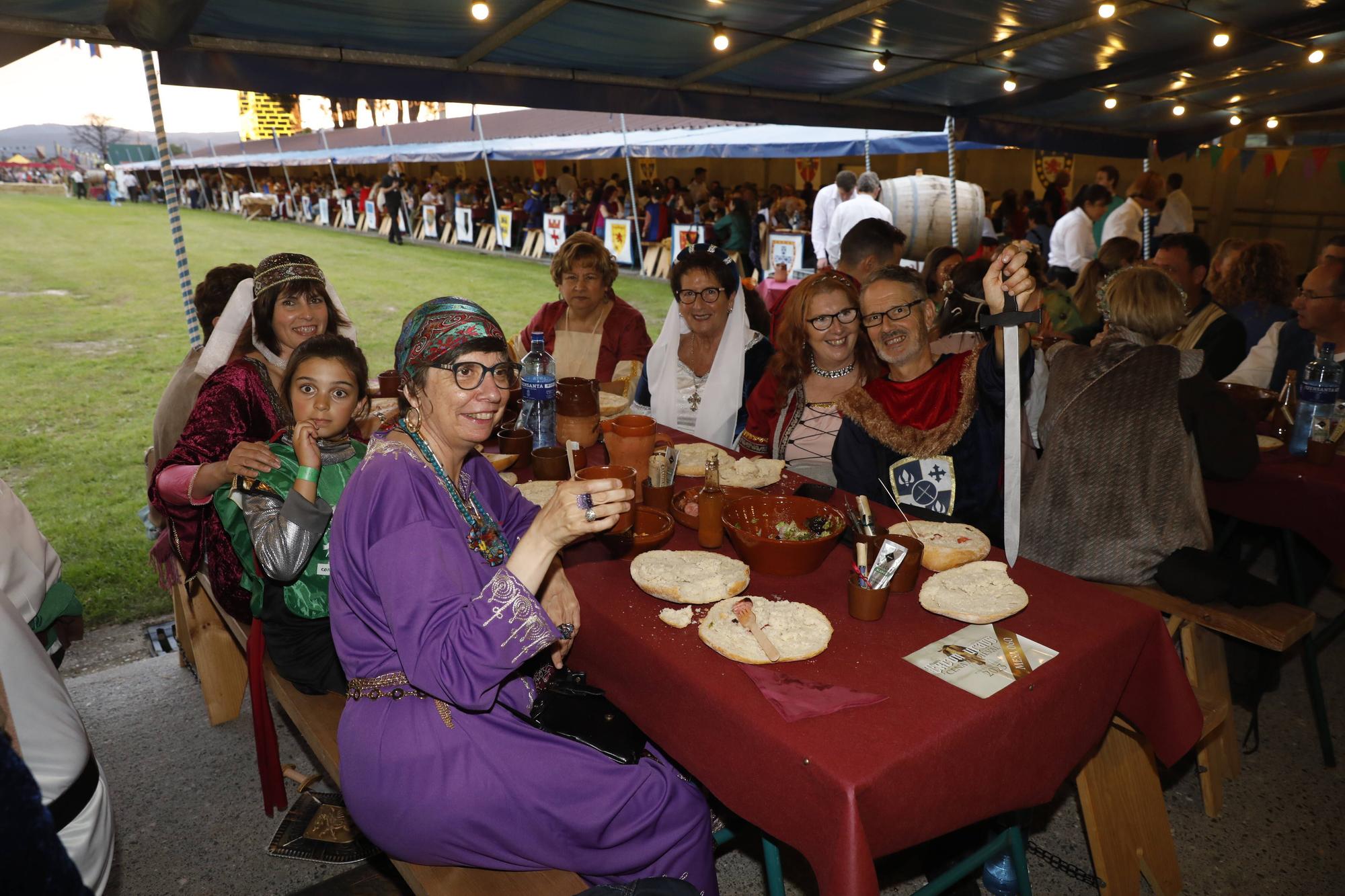 Exconxuraos hasta la bandera: espectacular noche en Llanera, con la gran cena medieval y la fiesta del fuego