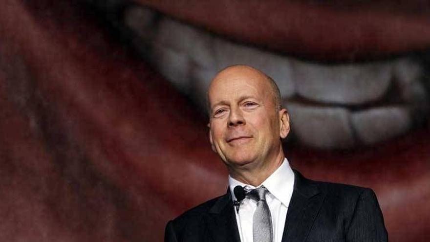 Bruce Willis pide perdón por no llevar mascarilla en una farmacia