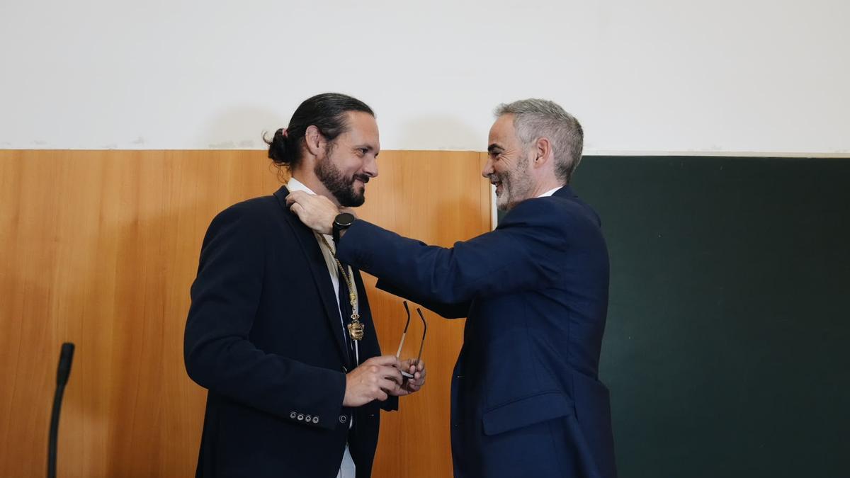 El rector impone la medalla al nuevo decano de Enfermería.