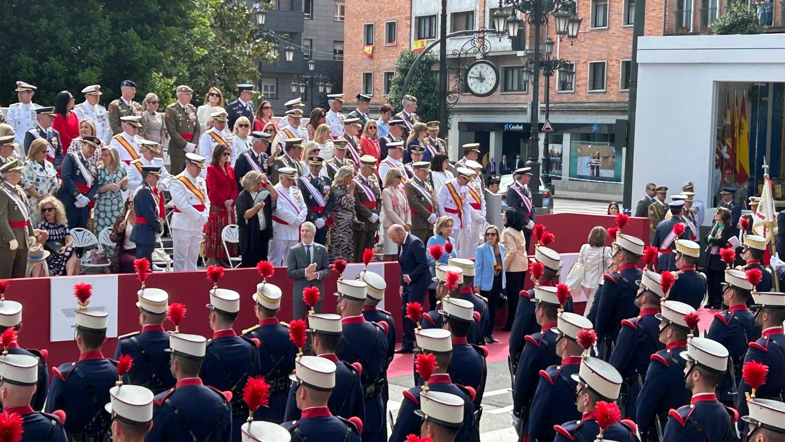 EN IMÁGENES: Así fiue el multitudinario desfile en Oviedo por el Día de las Fuerzas Armadas