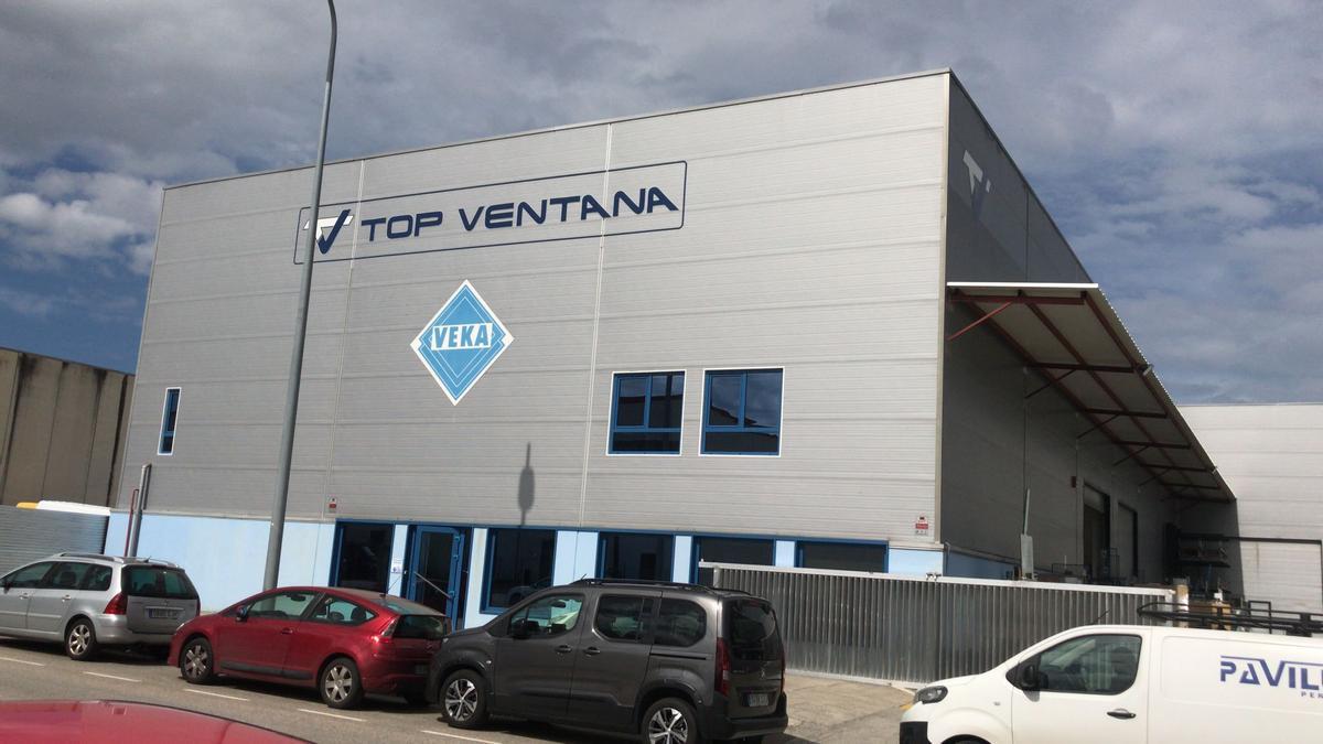 La nave de Top Ventana, en Cambados, cuenta con un showroom para ver sus trabajos