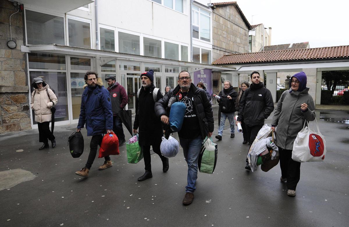 Participantes en la protesta, ayer, entran al instituto lalinense.
