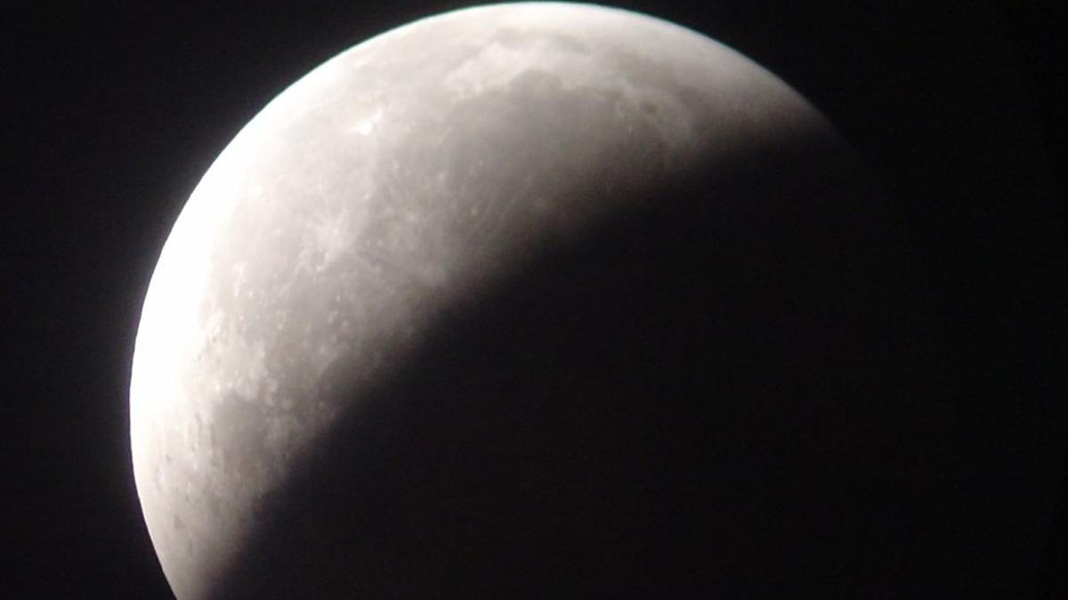 Inicio del eclipse de luna del 3 de marzo del 2007.