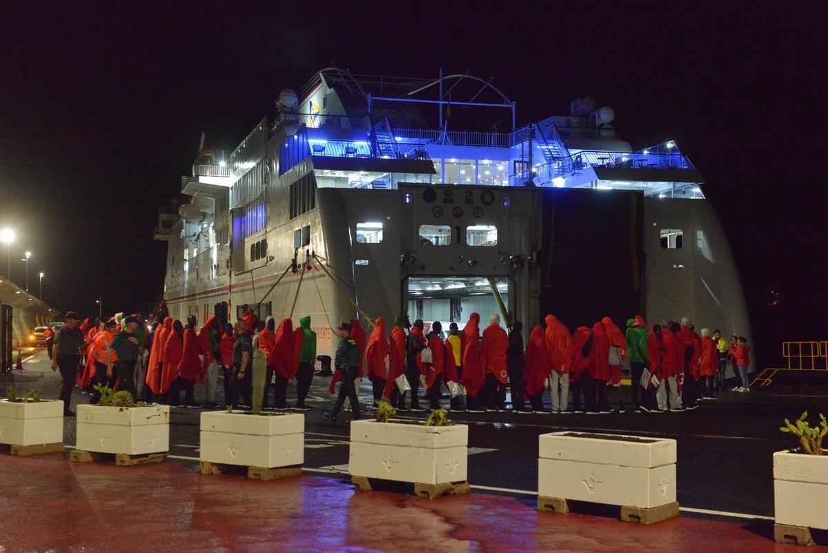 Traslado de migrantes desde El Hierro a Tenerife