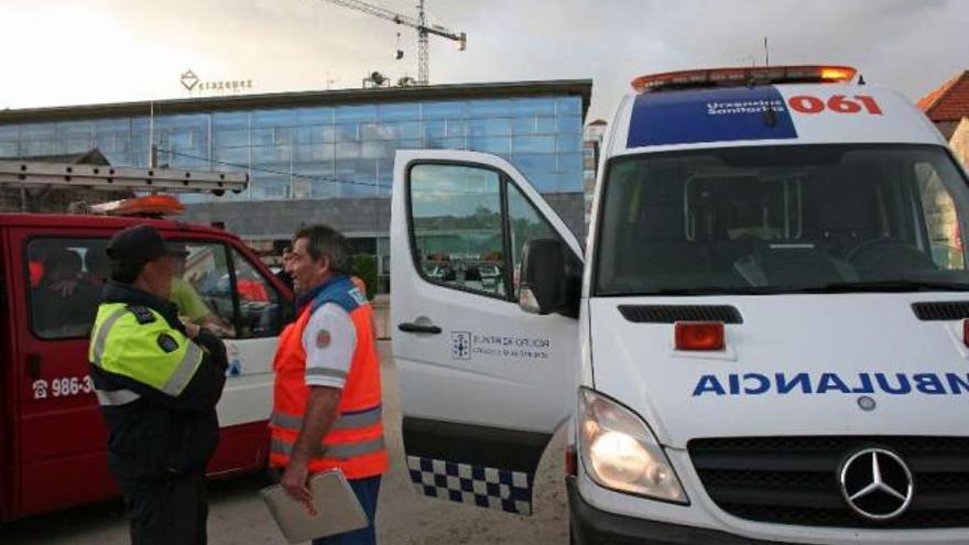 Ambulancia del 061 en Cangas en el helipuerto de Cangas.  // G. Giménez