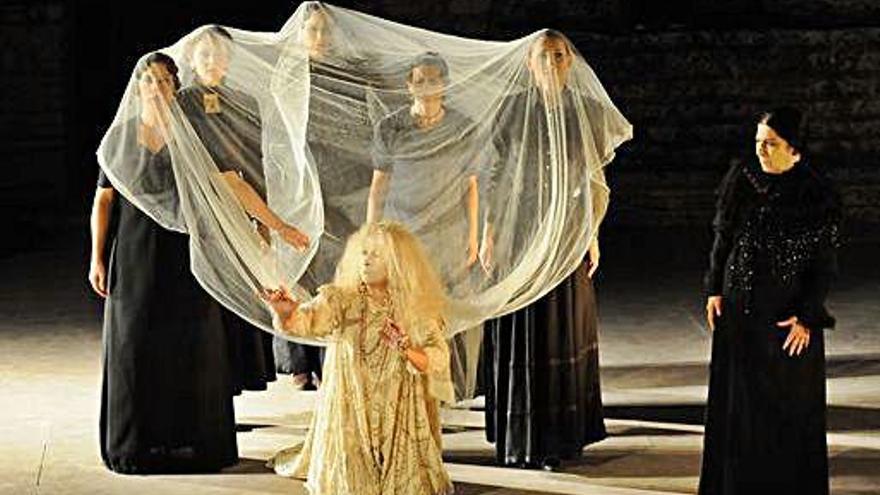 Un momento de la representación de &quot;La Casa de Bernarda Alba&quot;.