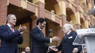 El doctor Carlos Val-Carreres, emocionado al descubrir su busto junto a la plaza de toros de Zaragoza: "Este homenaje lo hago extensivo a todos los profesionales de la enfermería"
