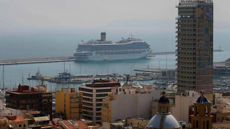 Un barco de Costa Cruceros en 2016 en Alicante