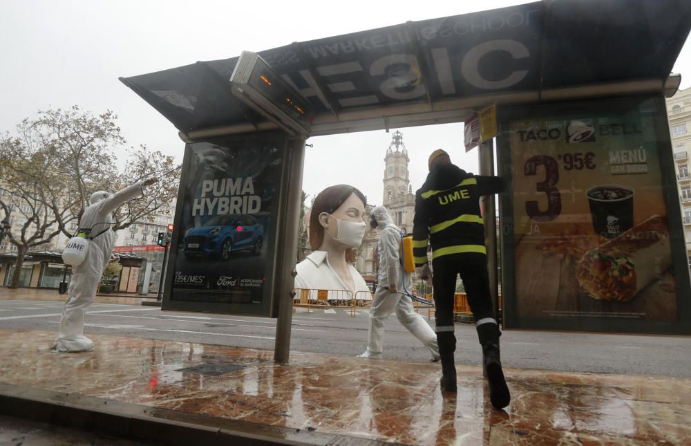 La UME desinfecta la plaza del Ayuntamiento de València por el coronavirus