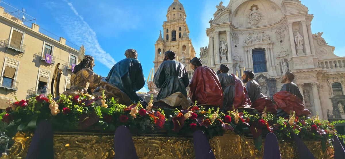 Una de las procesiones junto a la Catedral de Murcia.