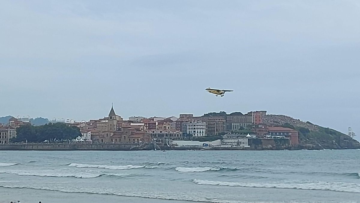 Una de las primeras naves sobre la bahía de Gijón.