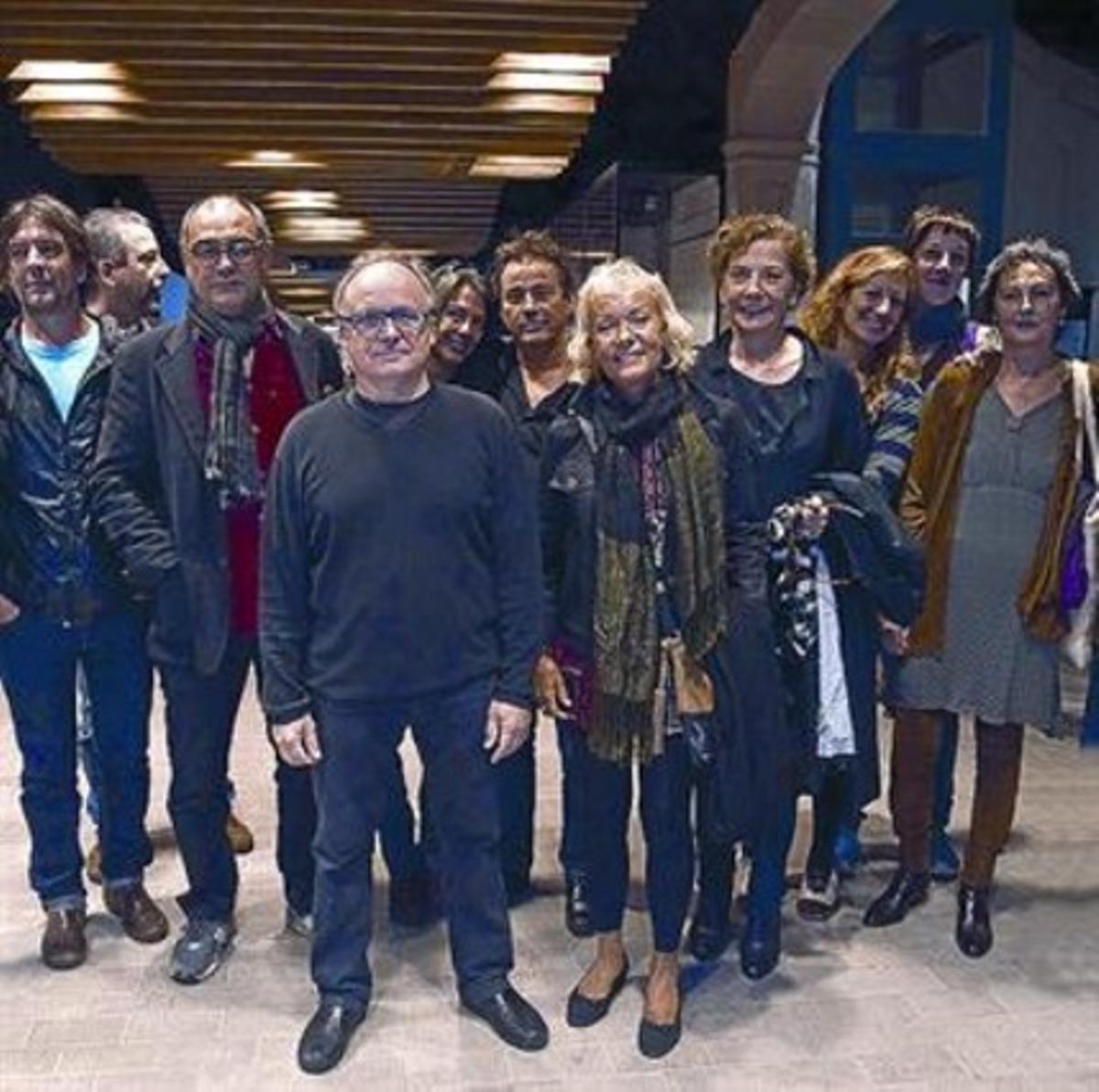 Pep Tosar, con camisa roja, con actores y autores del proyecto, el lunes.