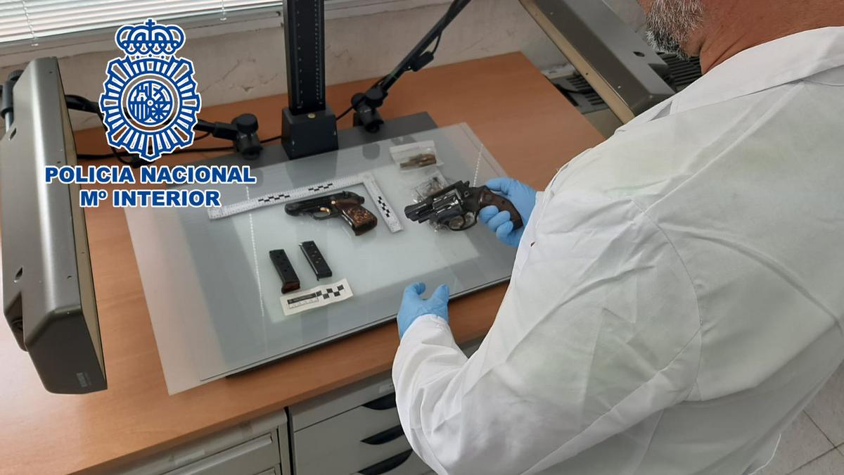 Policía científica, intentado identificar las dos armas incautadas en Elche
