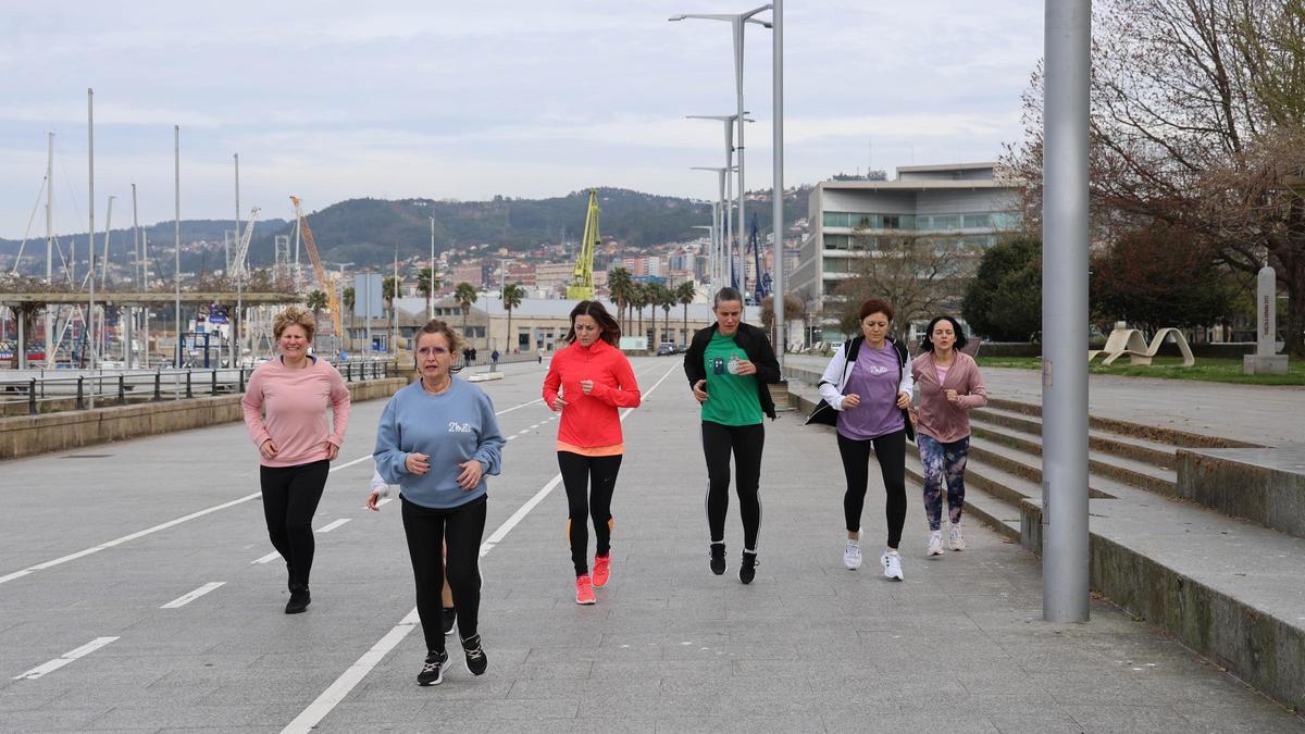 Marisol Gordedo, segunda por la izquierda, y Luz María Vázquez y Mar Pereira, a la derecha, junto a sus compañeras en As Avenidas.