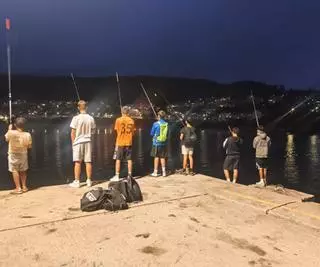Familias de Moaña alertan del excesivo control policial a niños que pescan en los muelles de la villa