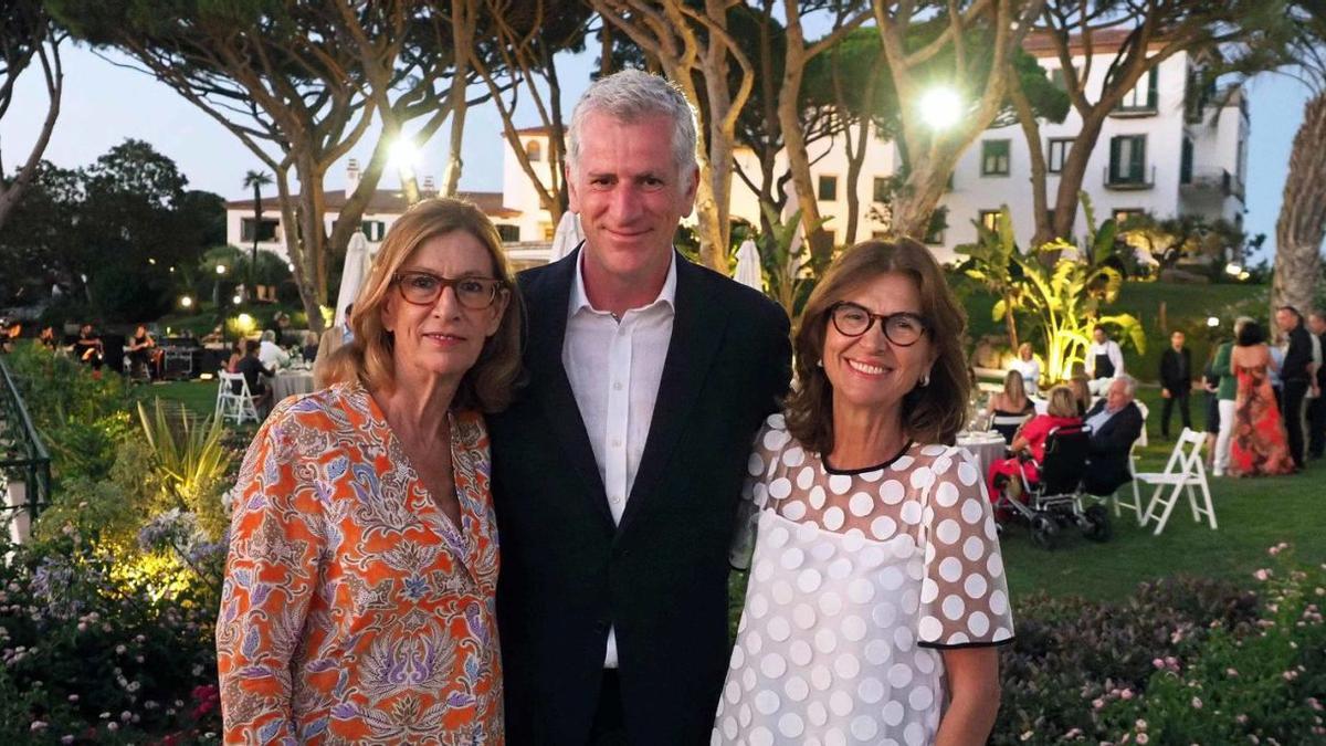 D’esquerra a dreta: Virginia Ensesa, JosepEnsesa i Carina Ensesa, propietaris de l’Hostal La Gavina de S’Agaró. | PERE DURAN/NORD MEDIA