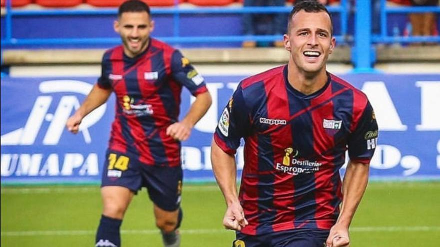 Ale Díez, en primer término, celebra el único gol que firmó esta campaña con el Extremadura, ante el Deportivo de La Coruña.