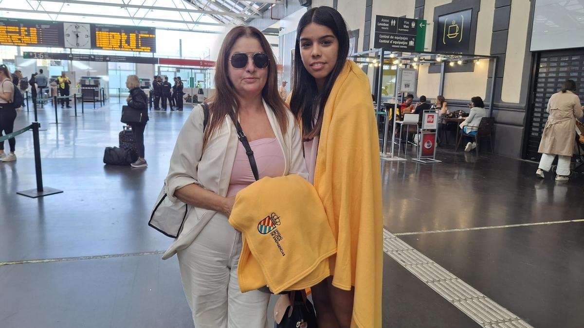 Consu y Marta a su llegada a la estación de Alicante desde Madrid.