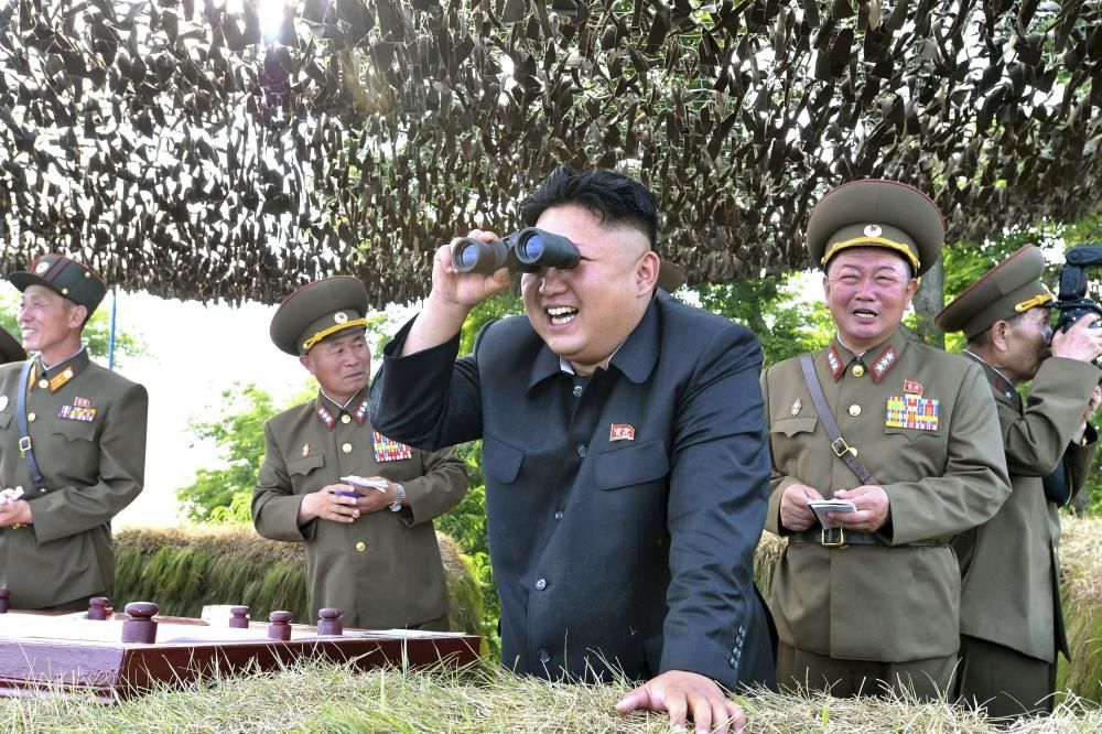 El líder de Corea del Norte Kim Jong durante una inspección militar en Hwa Islet.