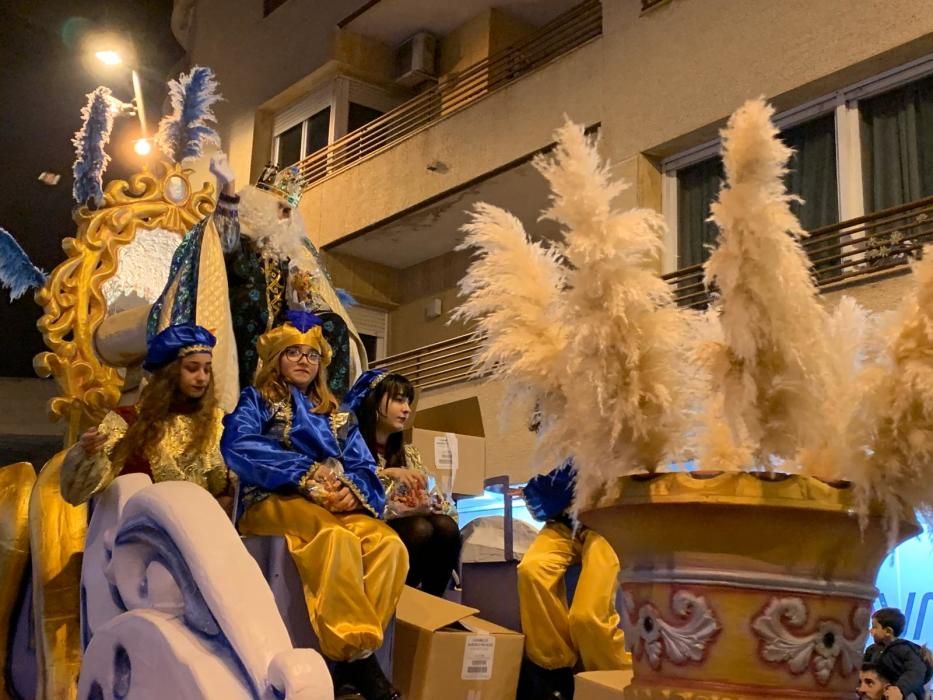 Melchor, Gaspas y Baltasar han recorrido las calles de Pilar de la Horadada durante la Cabalgata de 2020