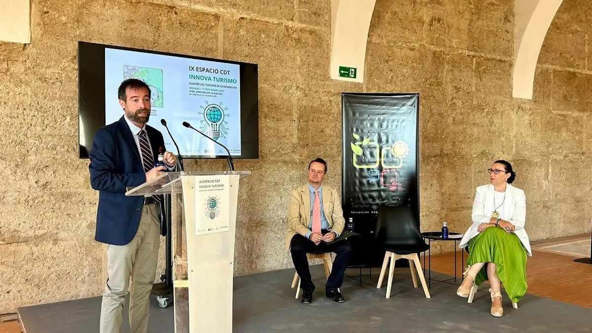 Jesús Viñuales en un acto de la Junta en Badajoz, cuando era director general de Turismo.
