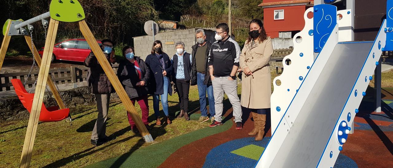 Representantes del Concello y de la asociación vecinal, ante algunos de los nuevos elementos.