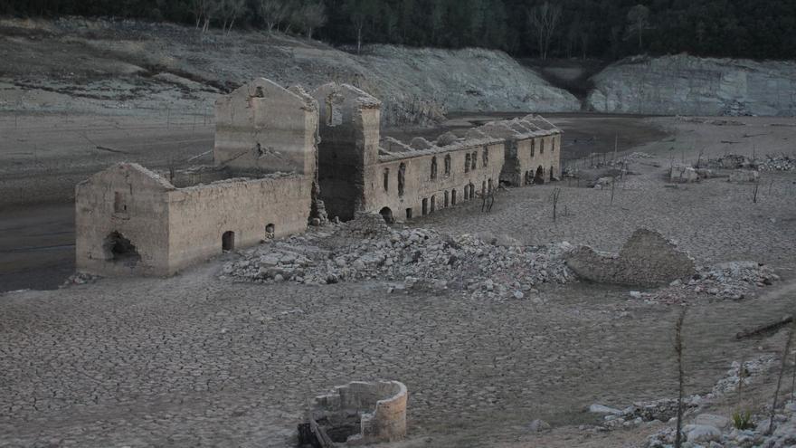 La sequera ha generat imatges molt poc habituals del pantà.