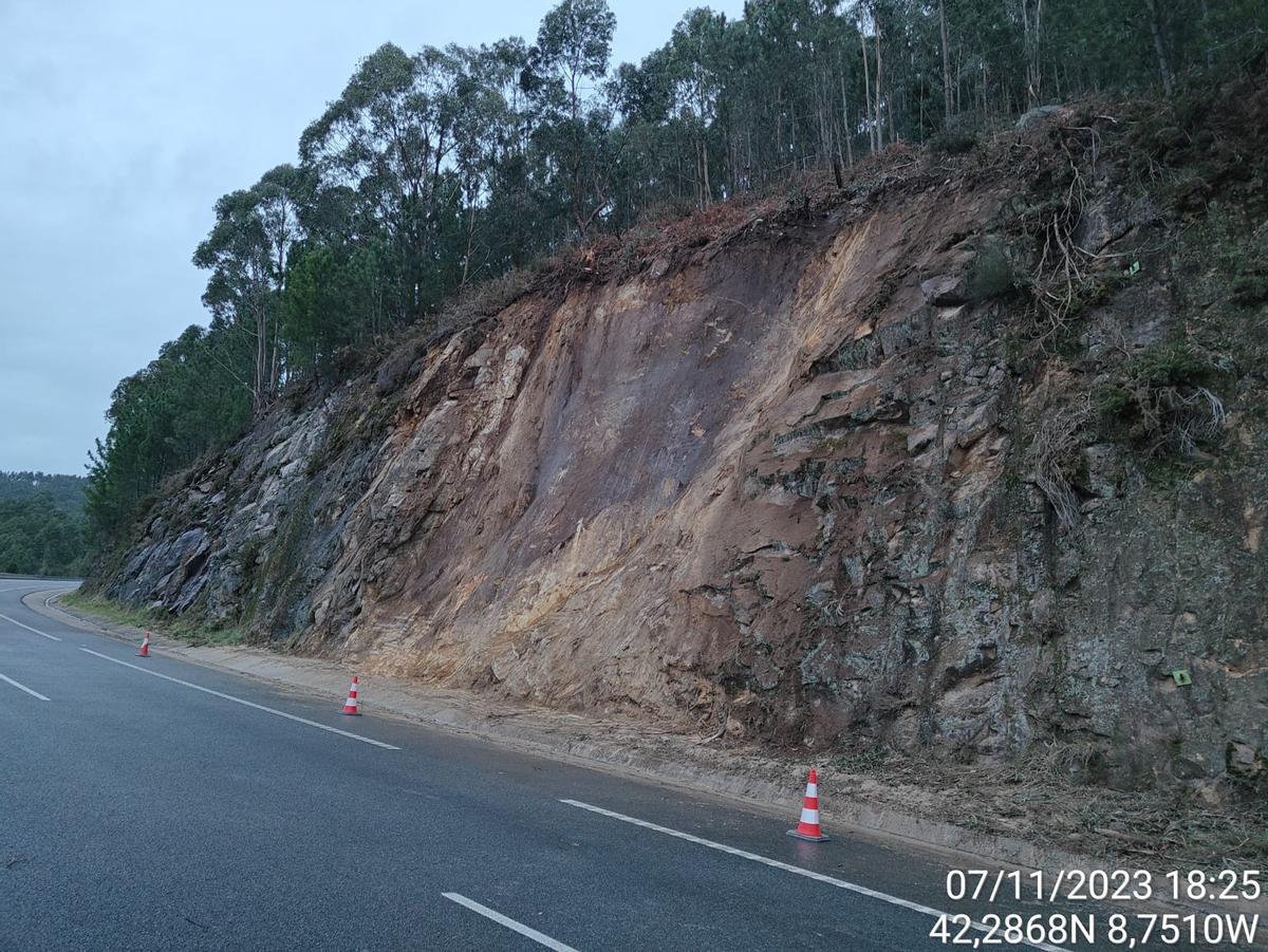 La calzada y el talud, limpios, a las 19.00 horas de ayer.