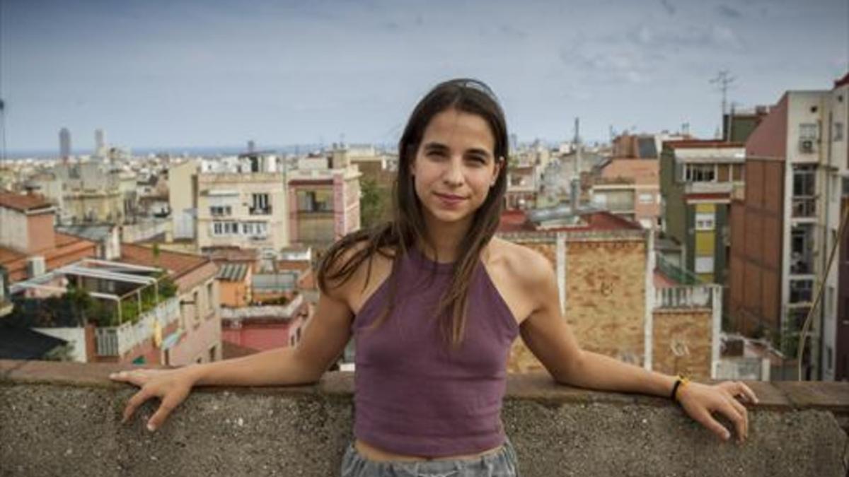 La actriz de 'Sabates grosses', en el terrado de la finca en la que vive, en en centro del  barrio de Gràcia.
