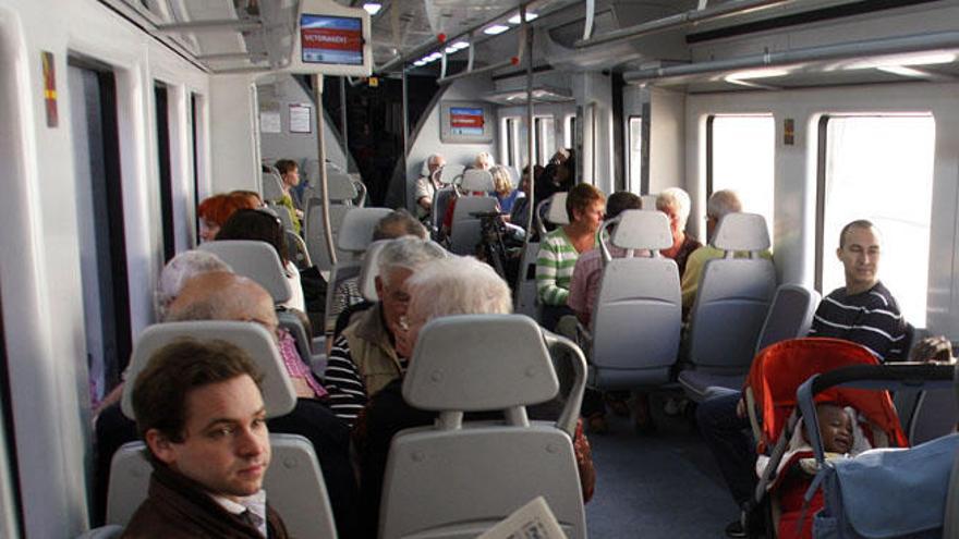 Interior de un tren de Cercanías de Málaga.